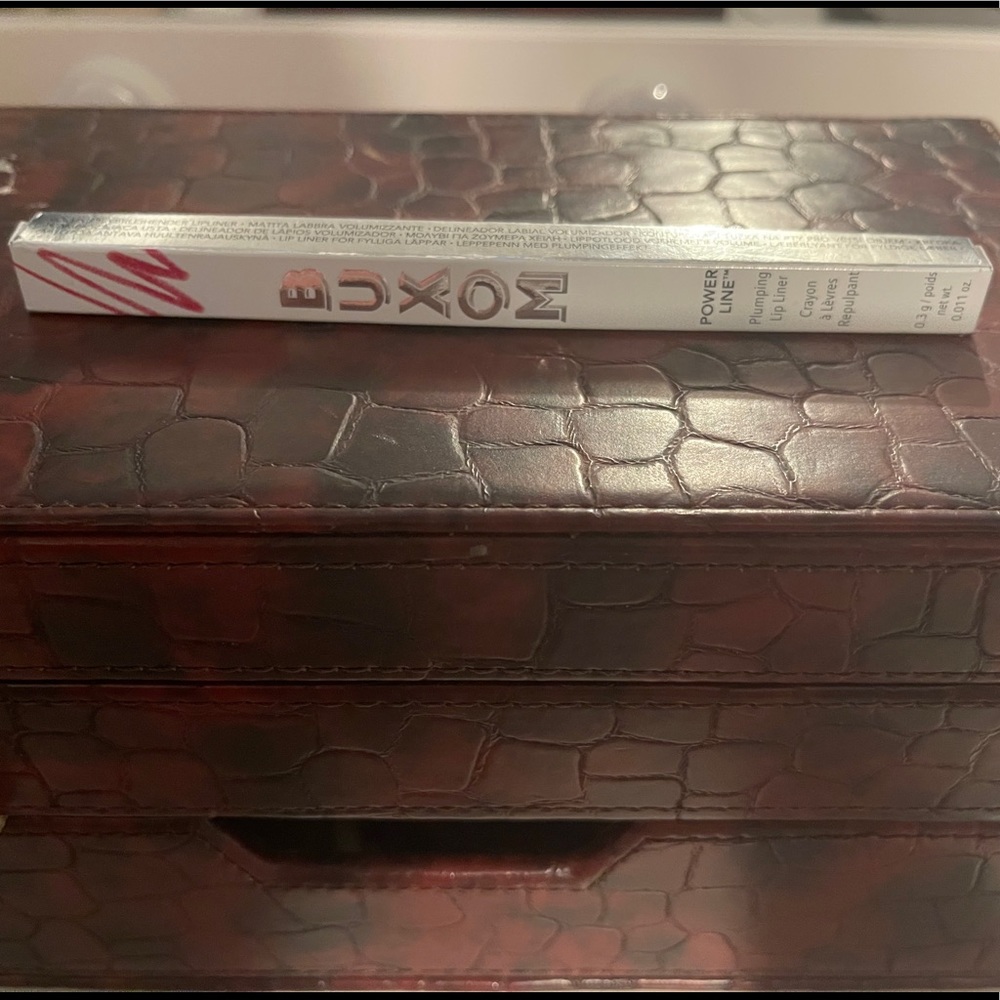 Buxom power line plumpling lip liner
